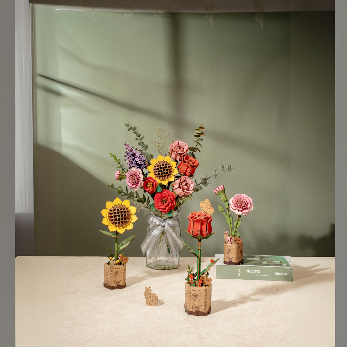 Japon Gülü dekoratif minyatür çiçek aranjmanı – zarif Japon gülü, yeşil yapraklar ve rustik saksı ile ev dekoru -5