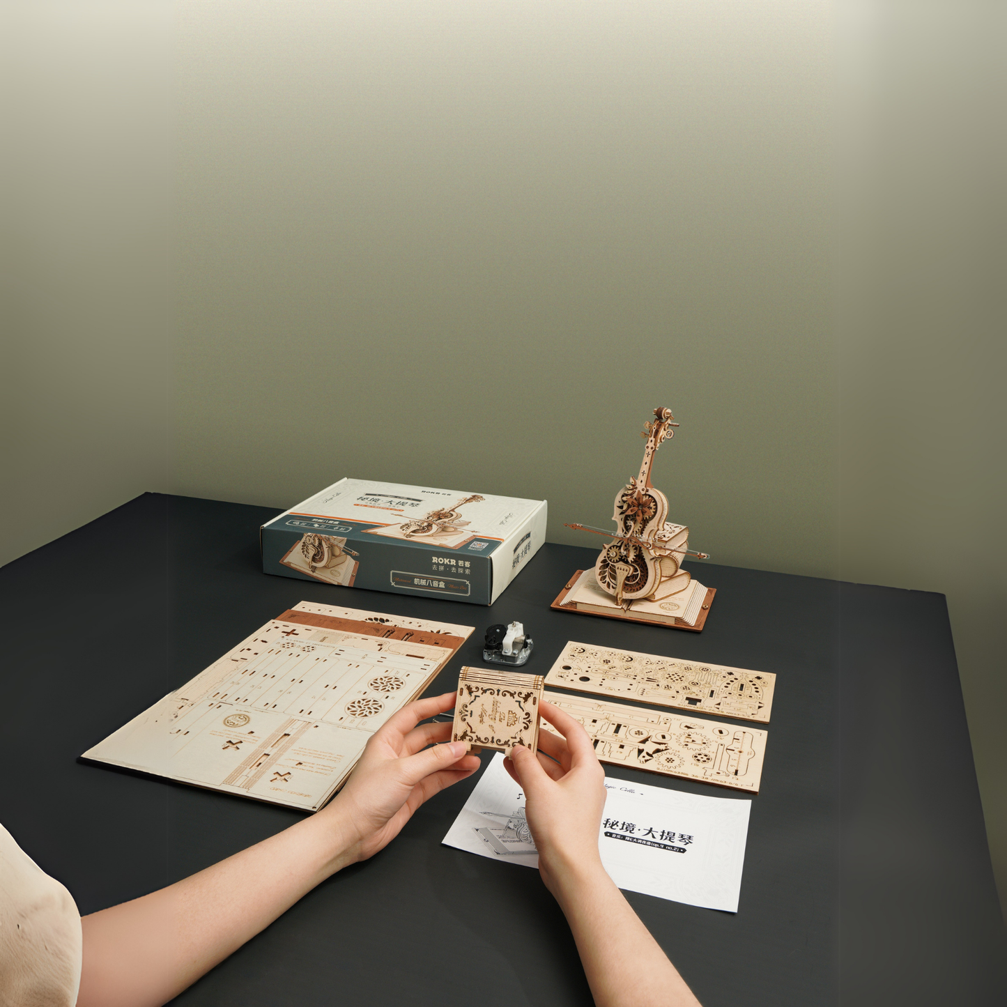 Büyülü Çello detay çekimi – çello gövde, teller ve kemer detayıyla minyatür enstrüman -5