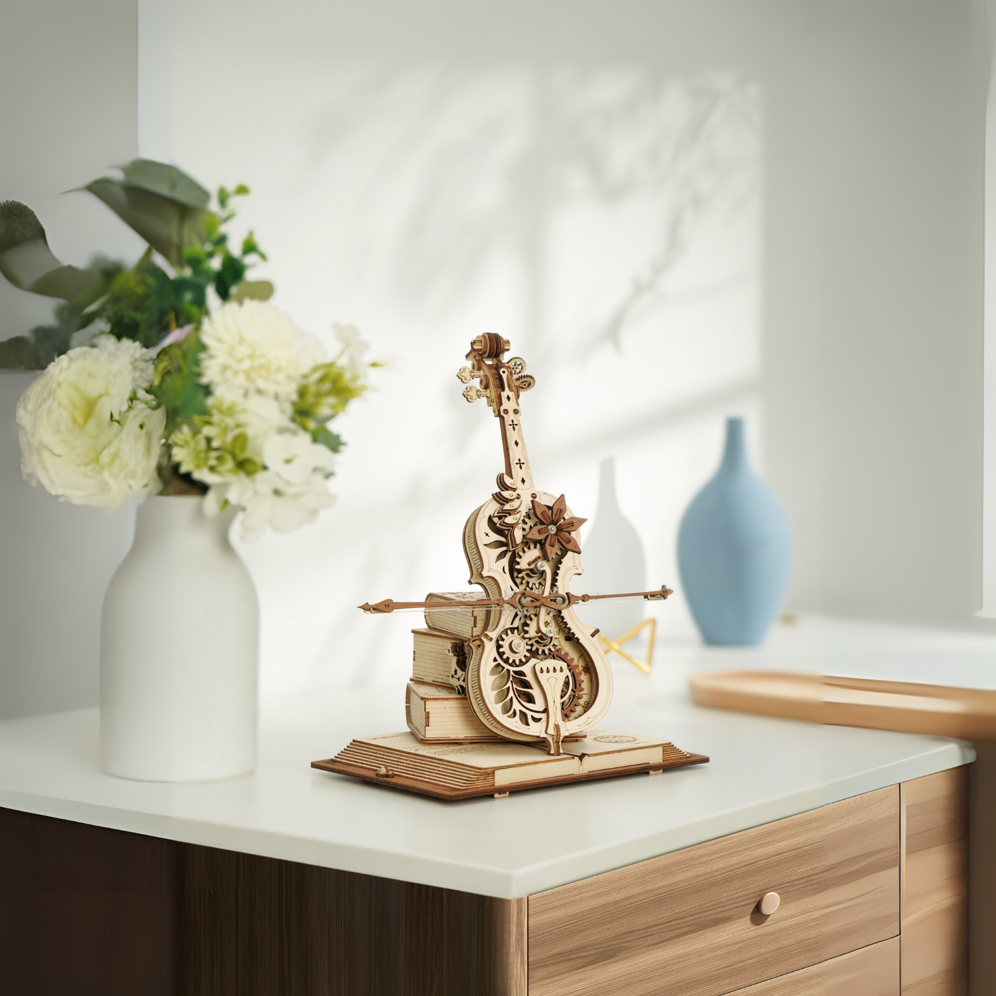 Büyülü Çello detay çekimi – çello gövde, teller ve kemer detayıyla minyatür enstrüman -4