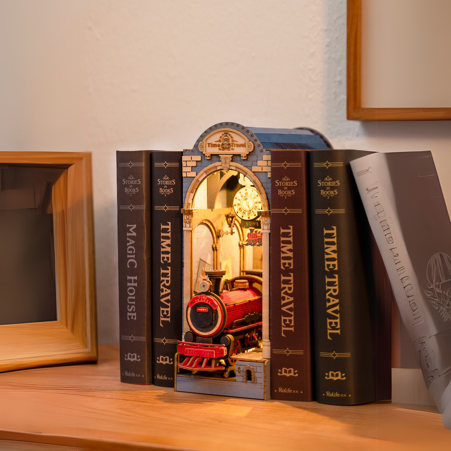 Zaman Tüneli seti detaylı – kırmızı trenin geçtiği taş tünel ve klasik saat tasarımı -3