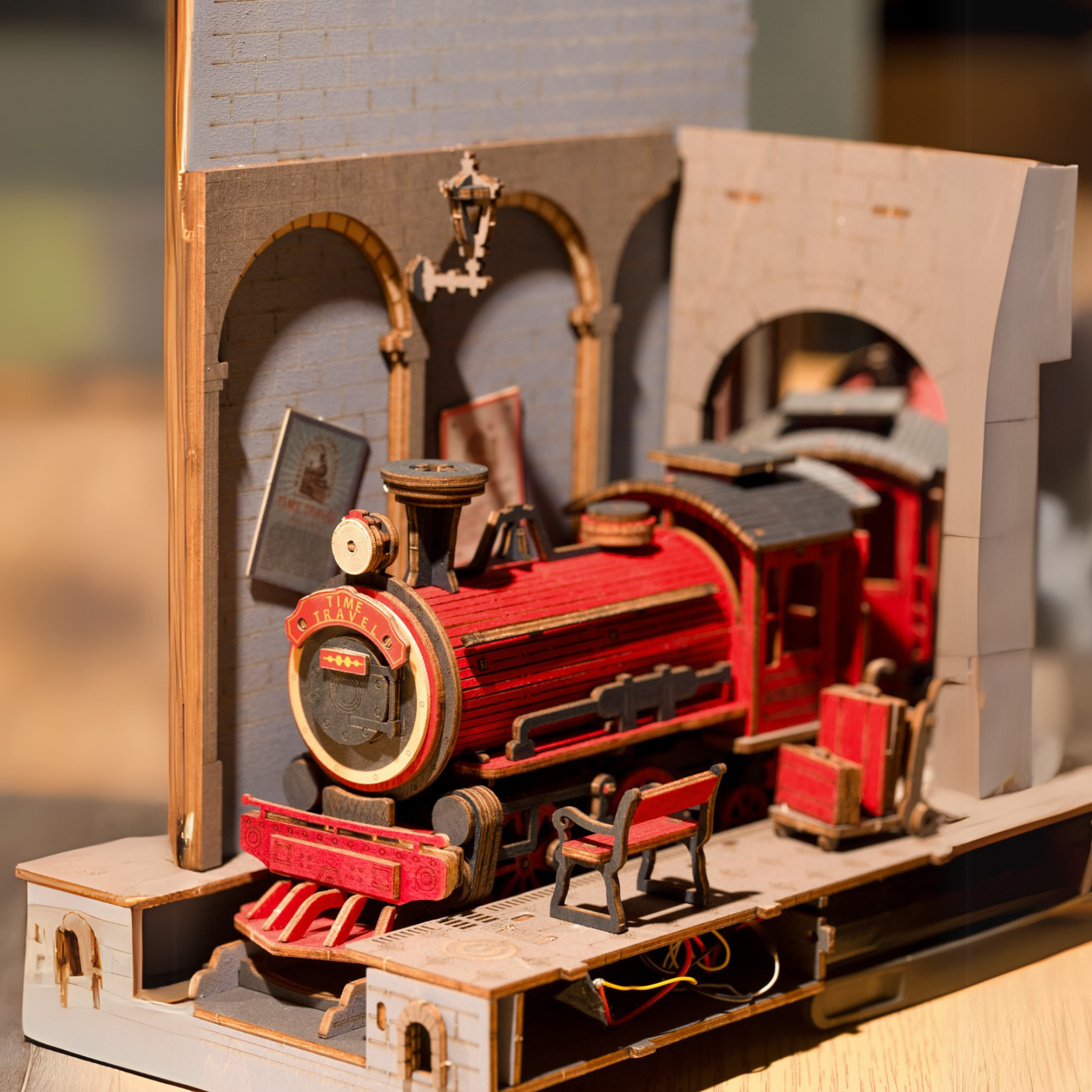 Zaman Tüneli seti detaylı – kırmızı trenin geçtiği taş tünel ve klasik saat tasarımı -5