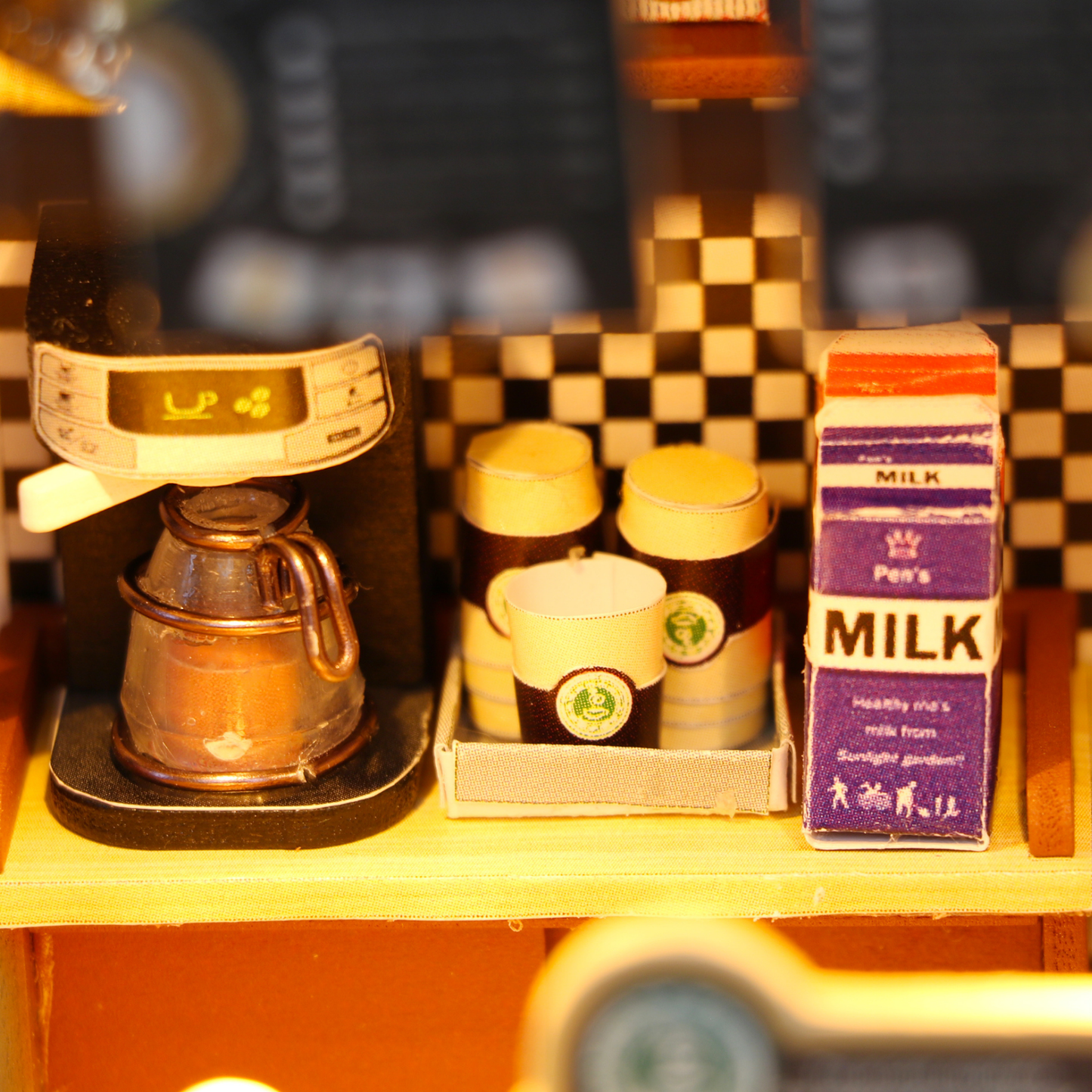 Kahve Durağı minyatür dekor – masa, sandalye ve aksesuarlarla tamamlanmış ev içi kahve köşesi -3