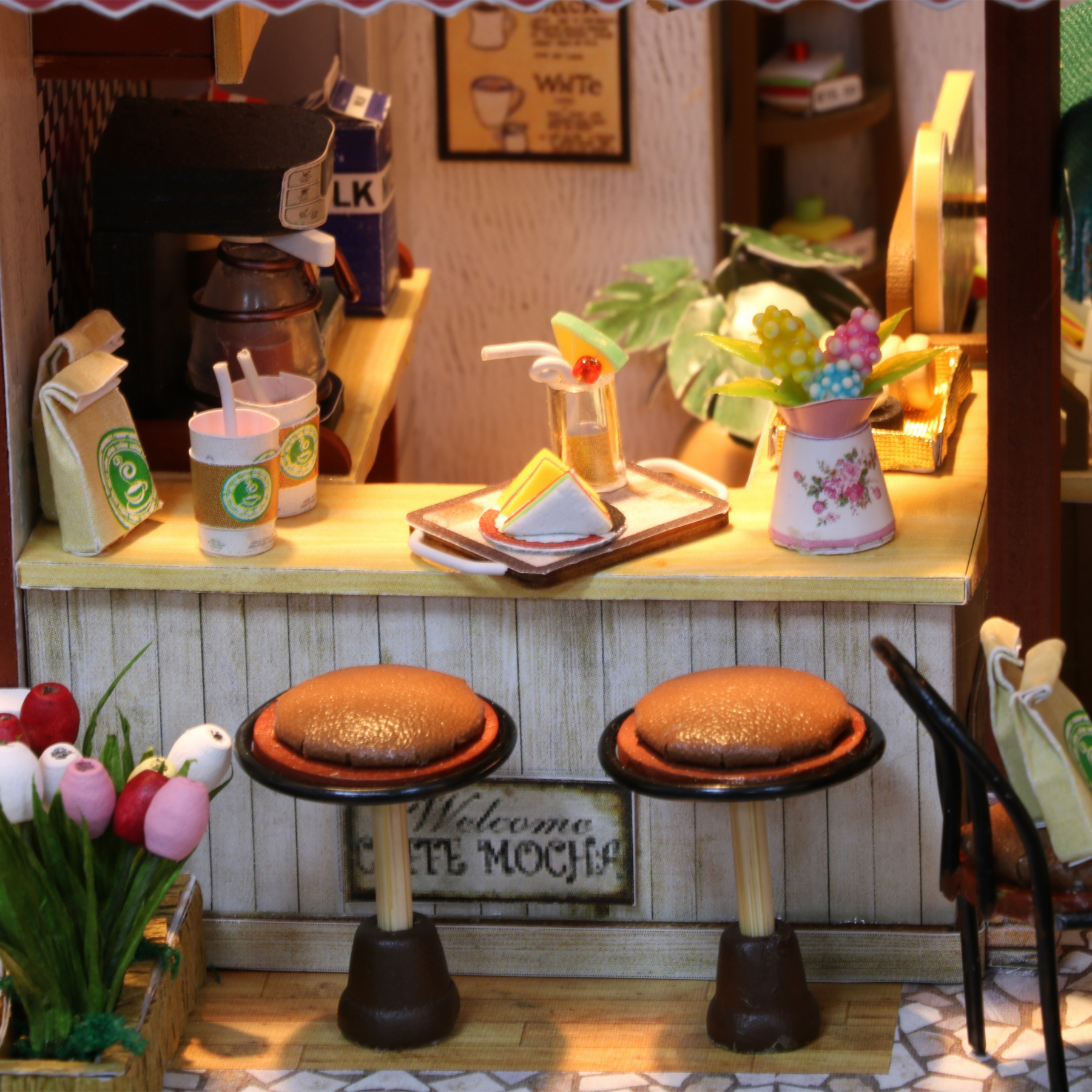 Kahve Durağı minyatür dekor – masa, sandalye ve aksesuarlarla tamamlanmış ev içi kahve köşesi -4