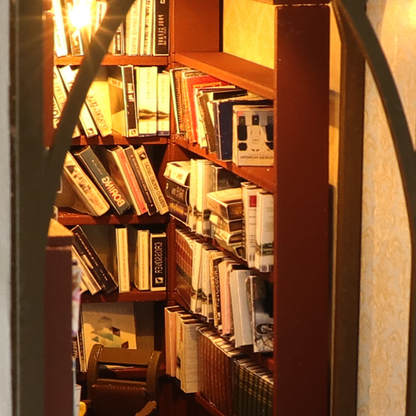 Kitap Köşesi minyatür ev aksesuarı – dekoratif kitaplar ve koltuk detayıyla okuma alanı modelleme -3