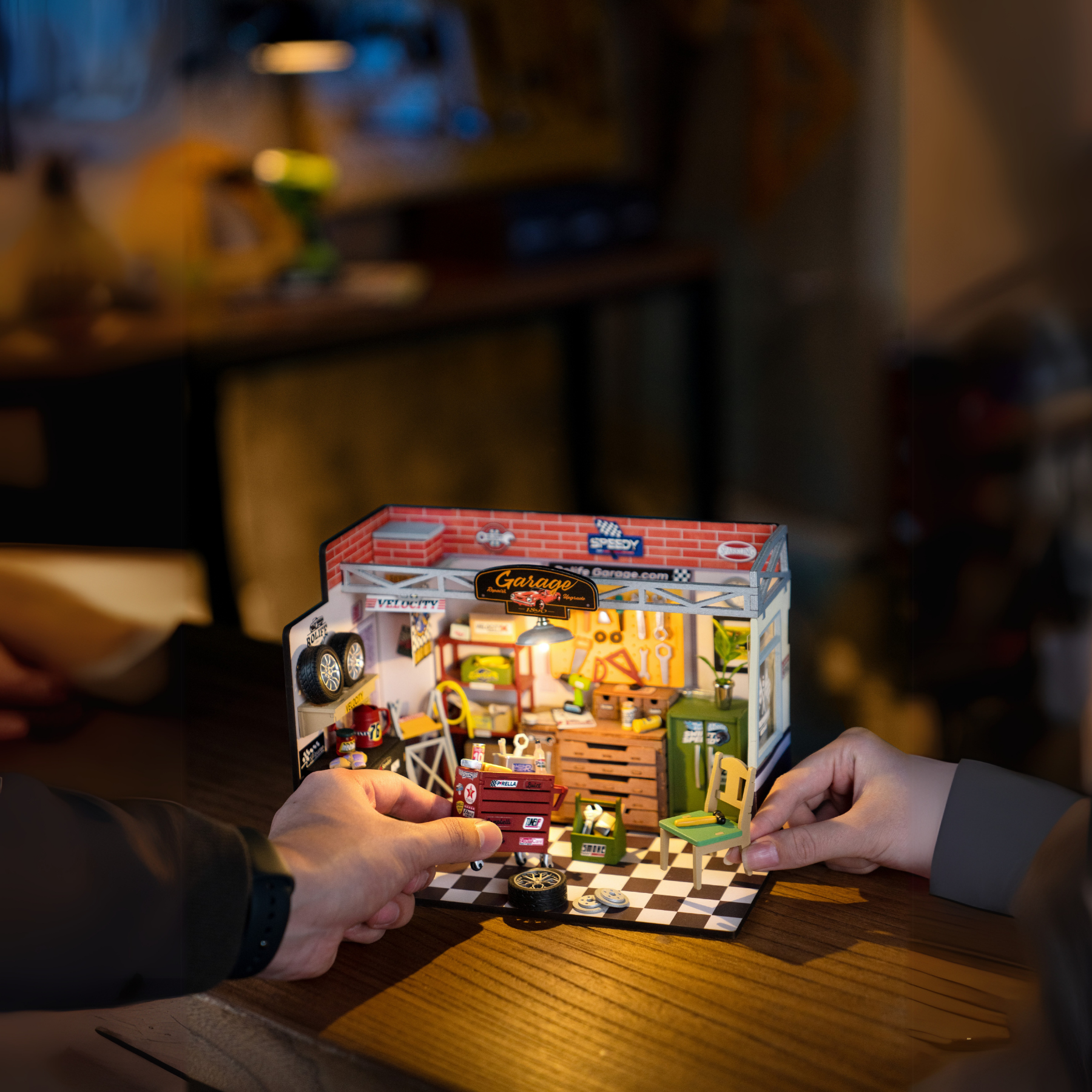 Efe’nin Garajı setinde masa, raf ve tamir aletleri gibi detaylar — çocuk/mini dekoratif tamirhane seti -5