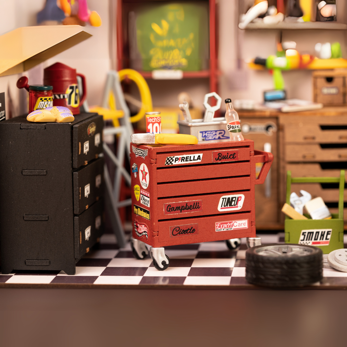 Efe’nin Garajı setinde masa, raf ve tamir aletleri gibi detaylar — çocuk/mini dekoratif tamirhane seti -3