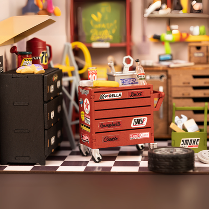 Efe’nin Garajı setinde masa, raf ve tamir aletleri gibi detaylar — çocuk/mini dekoratif tamirhane seti -3