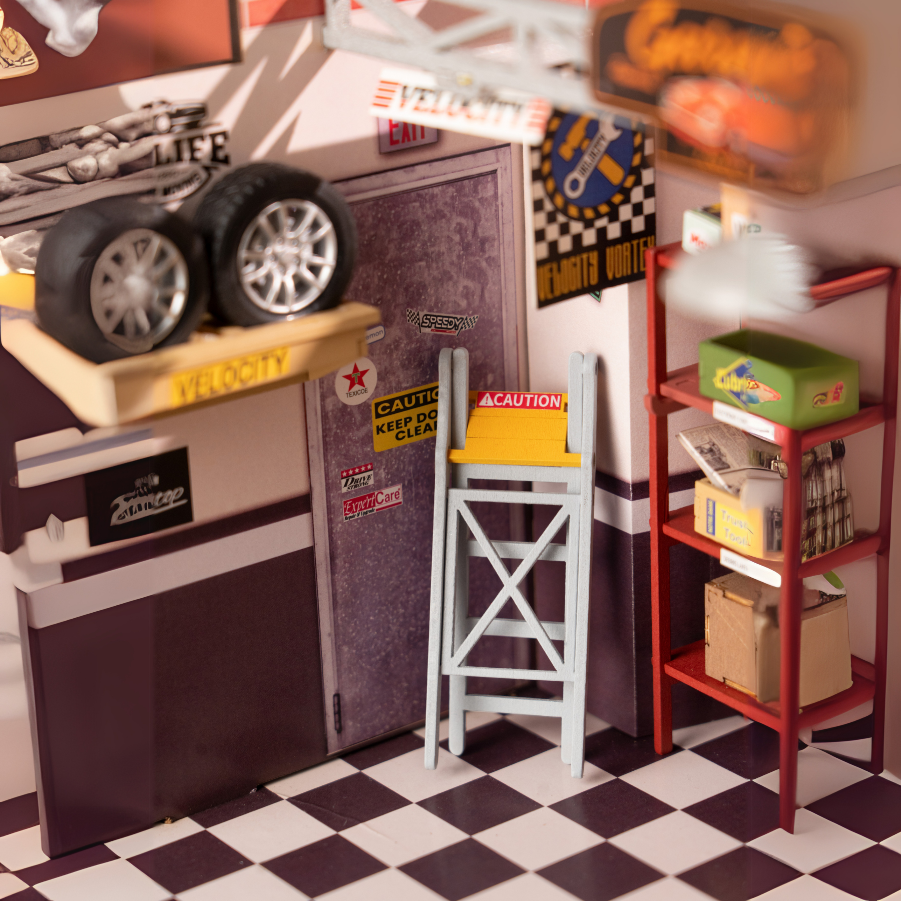 Efe’nin Garajı setinde masa, raf ve tamir aletleri gibi detaylar — çocuk/mini dekoratif tamirhane seti -4