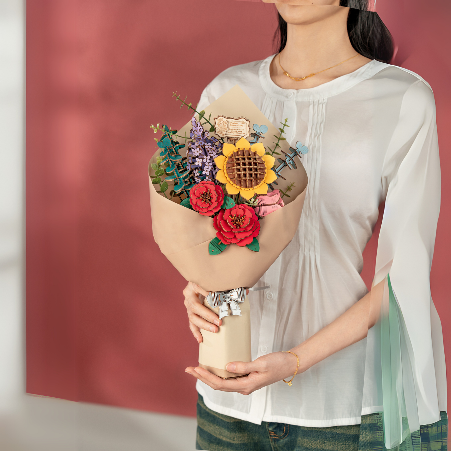 Kır Buketi dekoratif çiçek aranjmanı – güneş çiçeği, kırmızı gül, lavanta ve yapraklarla hazırlanmış el yapımı buket -4