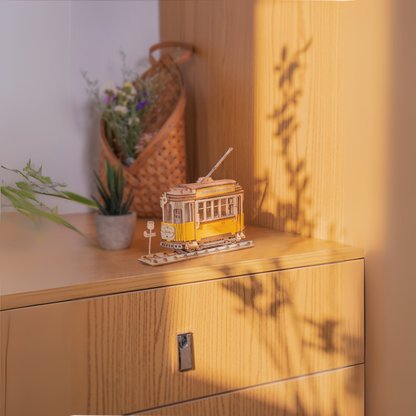 Tramvay oyuncak maketi – ön görünüş, raylar ve detaylı vagon tasarımı -3