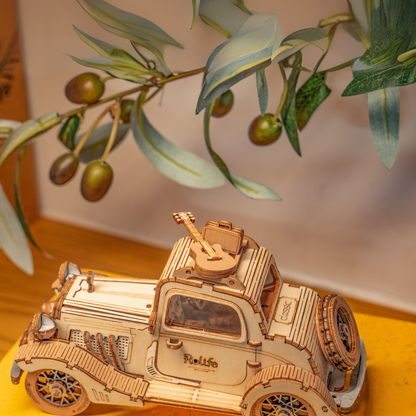 Vintage Car minyatür klasik araba modeli – ahşap detaylarla yapılmış retro otomobil, üst kısmında gitar detayıyla dikkat çeken maket -4