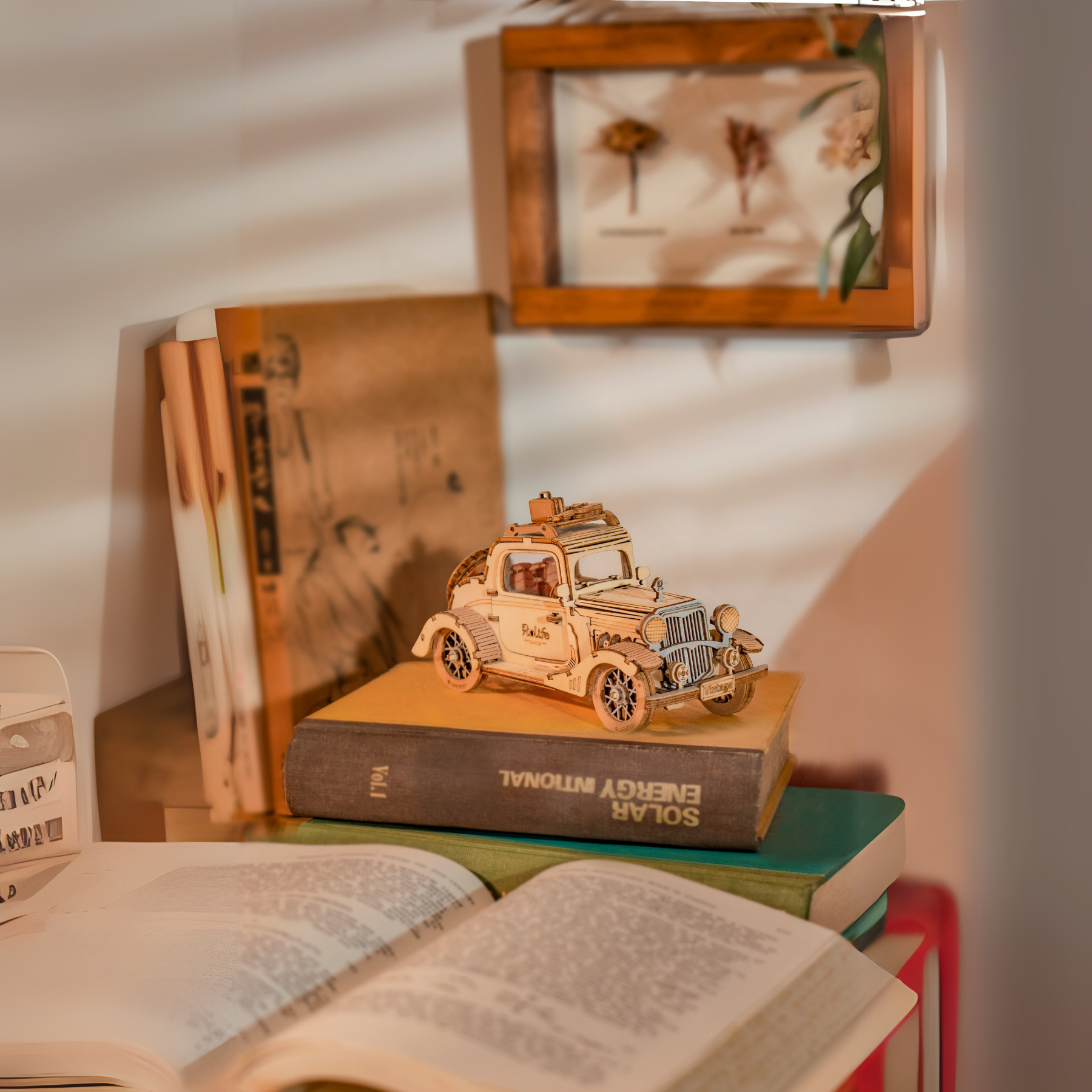 Vintage Car minyatür klasik araba modeli – ahşap detaylarla yapılmış retro otomobil, üst kısmında gitar detayıyla dikkat çeken maket -5