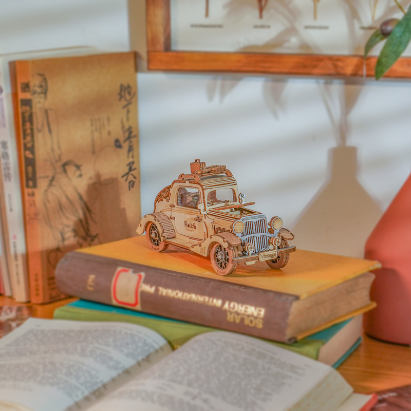 Vintage Car minyatür klasik araba modeli – ahşap detaylarla yapılmış retro otomobil, üst kısmında gitar detayıyla dikkat çeken maket -3