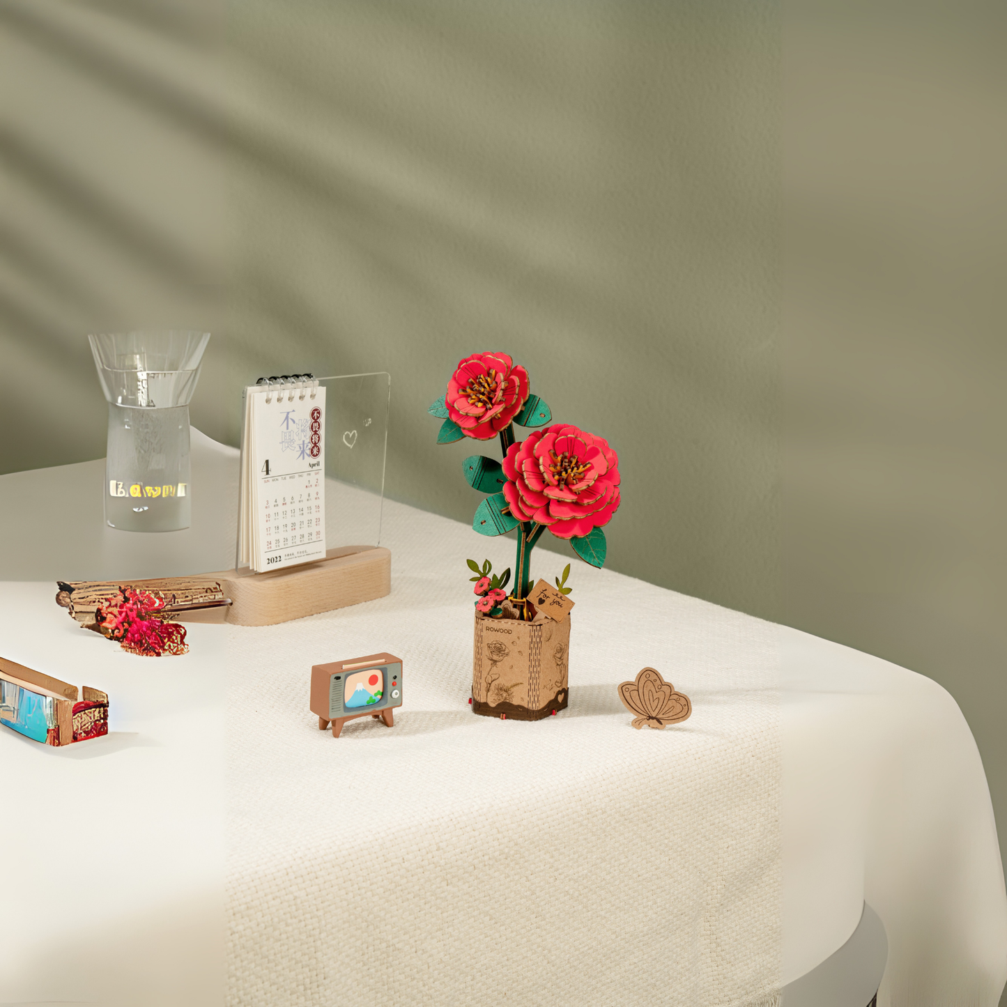 Japon Gülü dekoratif minyatür çiçek aranjmanı – zarif Japon gülü, yeşil yapraklar ve rustik saksı ile ev dekoru -3