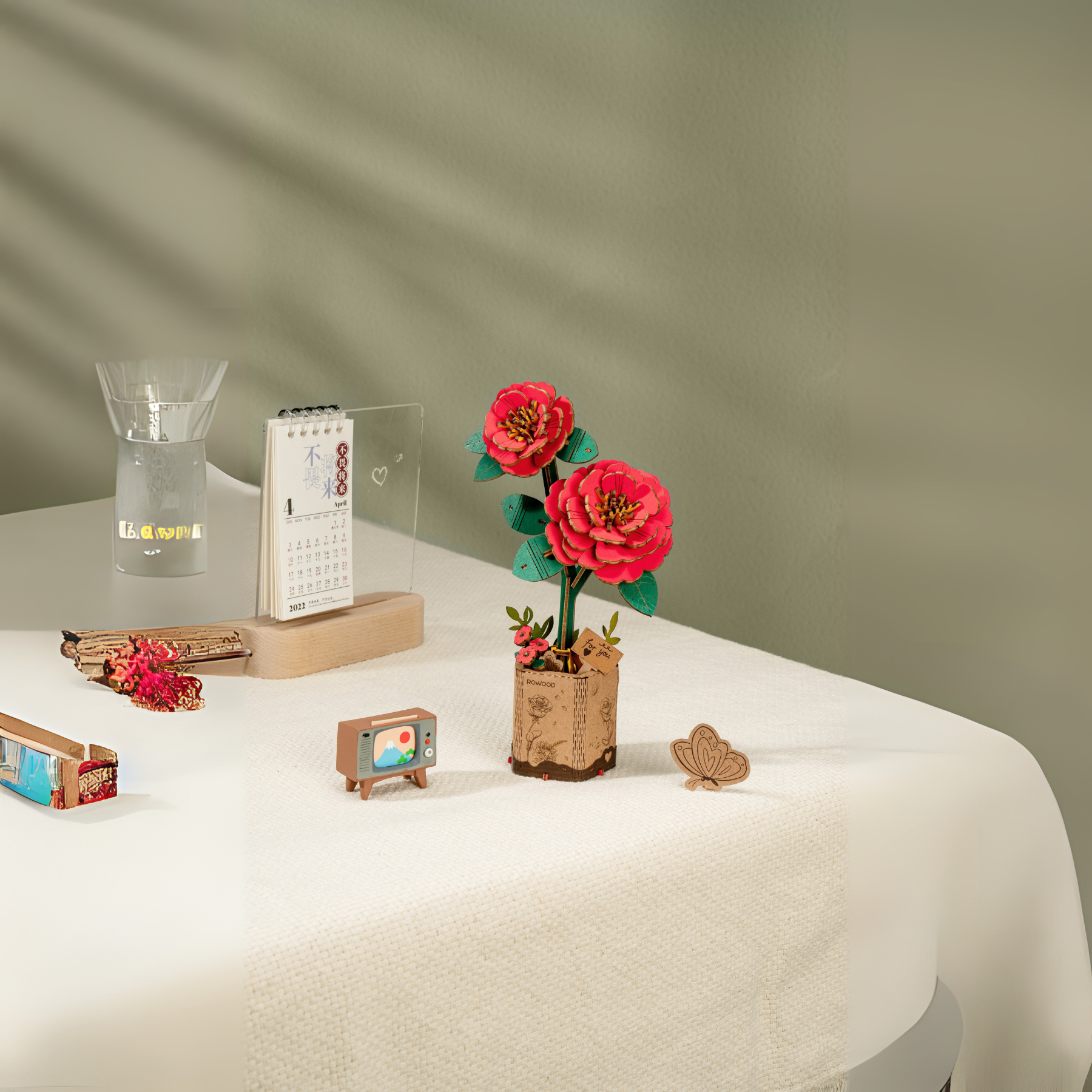 Japon Gülü dekoratif minyatür çiçek aranjmanı – zarif Japon gülü, yeşil yapraklar ve rustik saksı ile ev dekoru -3