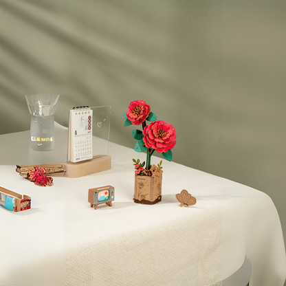 Japon Gülü dekoratif minyatür çiçek aranjmanı – zarif Japon gülü, yeşil yapraklar ve rustik saksı ile ev dekoru -3