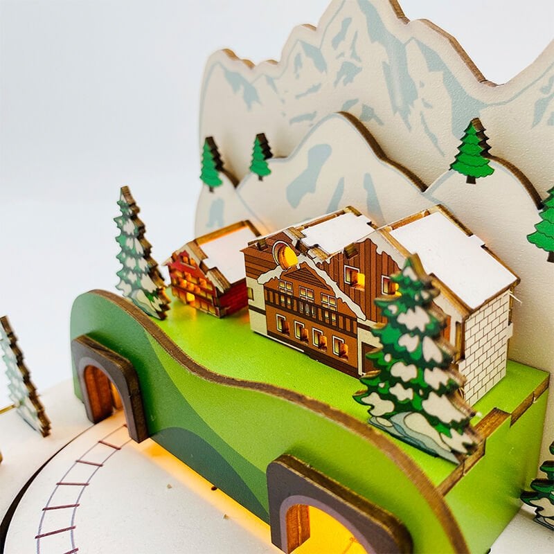 Doğu Ekspresi dekoratif tren maketi – raylar üzerinde klasik vagonlu set ve nostaljik tasarım -4