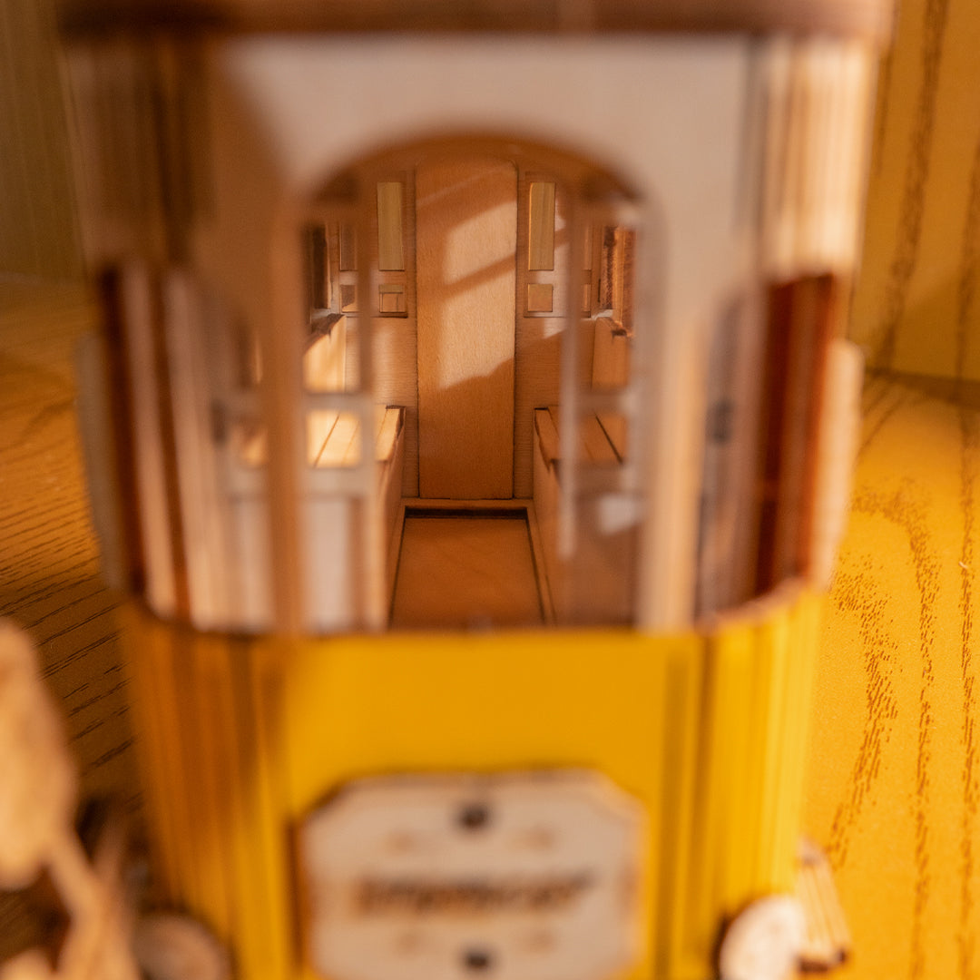 Tramvay oyuncak maketi – ön görünüş, raylar ve detaylı vagon tasarımı -5