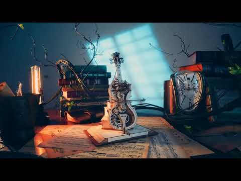 Büyülü Çello detay çekimi – çello gövde, teller ve kemer detayıyla minyatür enstrüman -6