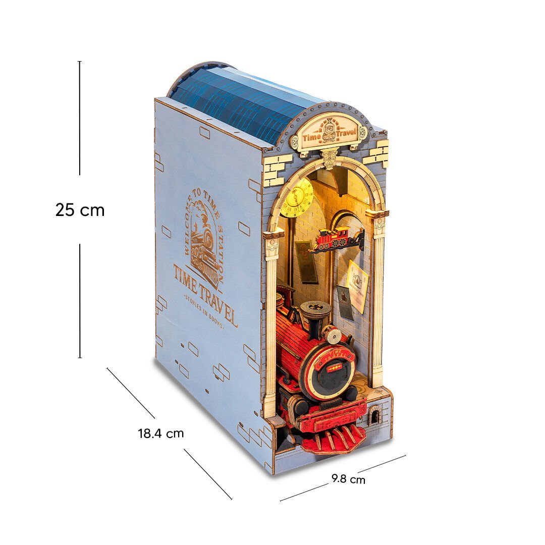 Zaman Tüneli seti detaylı – kırmızı trenin geçtiği taş tünel ve klasik saat tasarımı -2